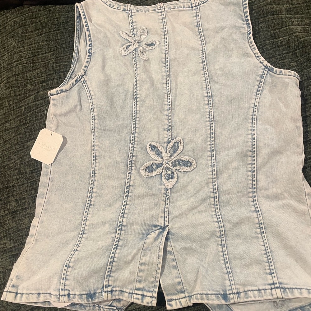NWT Altar'd State Light Blue washed Denim Vest size M - Picture 2 of 11